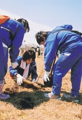 第12回シマフクロウの森づくり百年事業植樹祭の様子を写した写真