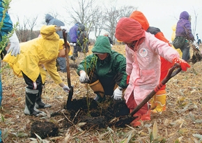 第14回シマフクロウの森づくり百年事業植樹祭の様子を写した写真