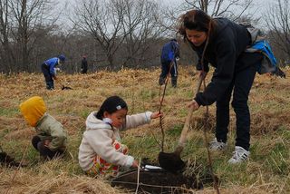 第15回シマフクロウの森づくり百年事業植樹祭の様子を写した写真