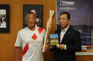 後藤昭文さんから東京オリンピックのトーチを寄贈いただいきました