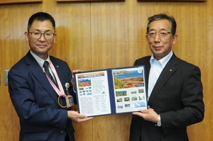 釧網本線全通90周年記念切手の贈呈