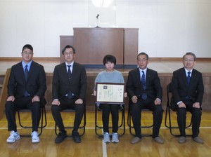 塘路小中学校での児童表彰