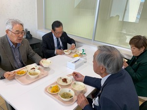 新しい給食調理場の試食会