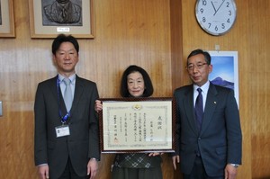 石窪しのぶさんへ法務大臣の感謝状の伝達