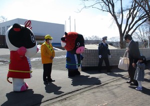 ゆるキャラと交通安全街頭指導