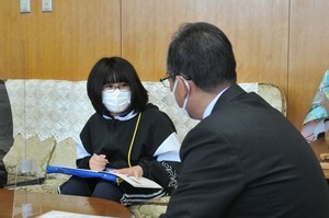 磯分内小学校の6年生が、社会見学で町長室に来ました