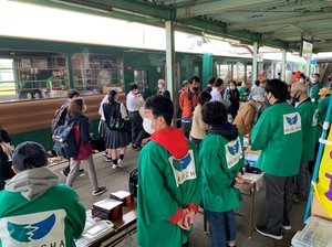 くしろ湿原ノロッコ号が川湯まで延長運転、標茶駅でおもてなしを行いました