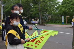 たんちょう大学と標茶小学４年生による交通安全街頭啓発