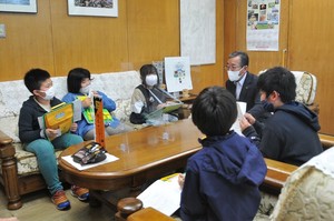 塘路小学校3,4年生が、社会見学で町長室に来ました