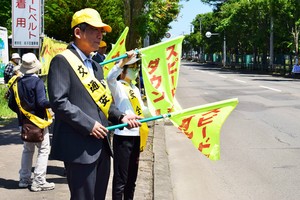 たんちょう大学と標茶小学校4年生による交通安全街頭啓発を行いました