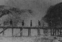 硫黄を運搬する囚人たち(明治28年)の写真