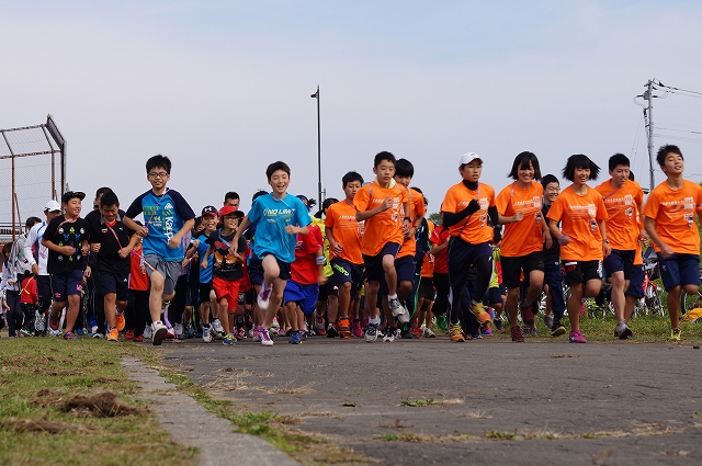 河川敷グラウンドを走るランナーたちの様子