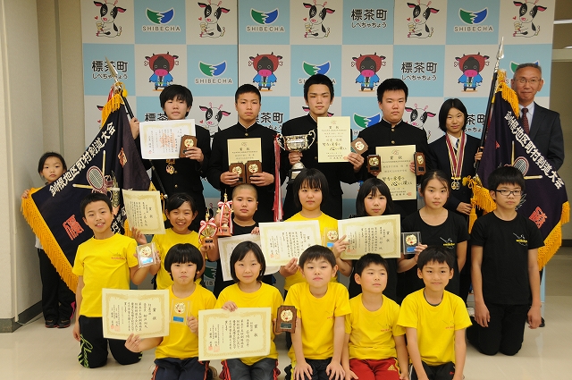 大会結果の報告に訪れた標茶剣道少年団の選手たちの写真