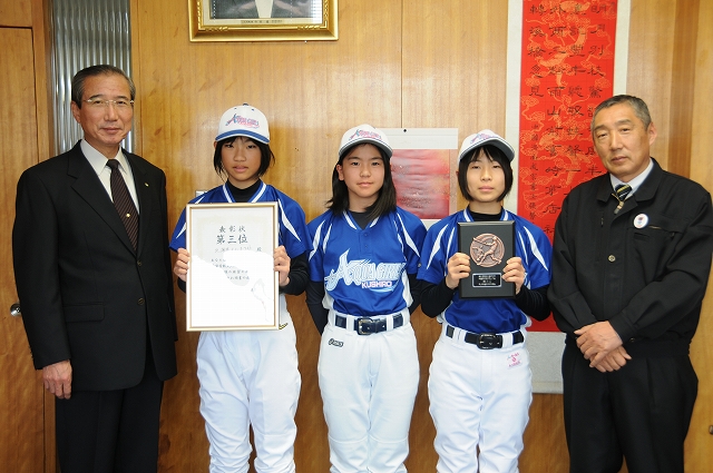 大会の結果報告に訪れた標茶小学校の女子野球選手の写真