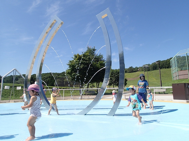 駒ヶ丘公園の噴水で遊ぶ子どもたちの写真