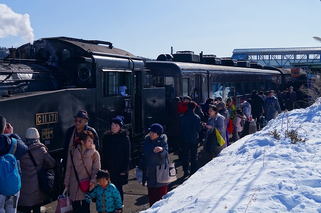 標茶駅に到着したSL冬の湿原号と観光客で賑わう駅のホームの様子